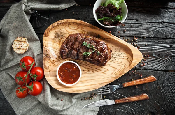 Szép Adag Hús Steak Fából Készült Lemez Saláta Paradicsom Szósz — Stock Fotó