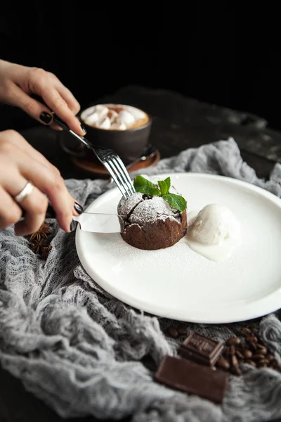 女人切割美丽的巧克力软糖与冰淇淋球 薄荷和一杯咖啡与棉花糖 — 图库照片