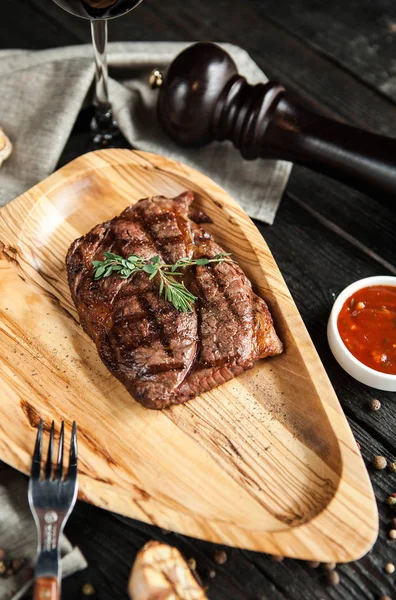 Szép Adag Hús Steak Fából Készült Lemez Saláta Paradicsom Szósz — Stock Fotó