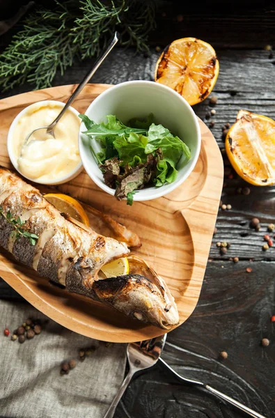 Schöner Gegrillter Fisch Mit Zitrone Auf Einem Holzteller Mit Einem — Stockfoto