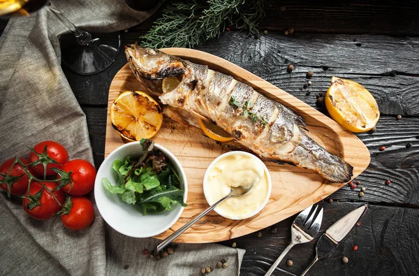 Schöner Gegrillter Fisch Mit Zitrone Auf Einem Holzteller Mit Einem — Stockfoto