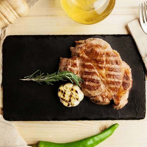 Bife Frito Com Alho Pimenta Alecrim Uma Placa Pedra — Fotografia de Stock