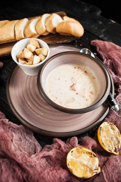 A beautifully served creamy cream soup with salmon in a ceramic plate on a wooden dark table — Stock Image Beautifully Served Creamy Cream Soup Salmon Ceramic Plate Wooden Dark Stock Picture