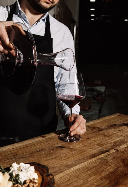 Sommelier Dans Tablier Noir Une Chemise Légère Verse Vin Rouge — Photo