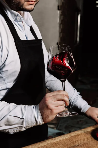 Sommelier Černou Zástěru Lehké Košile Drží Sklenici Červeného Vína — Stock fotografie