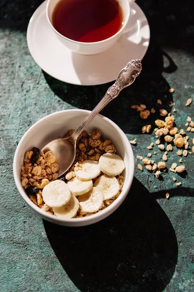 Prato Com Muesli Cozido Forno Granola Com Banana Uma Xícara — Fotografia de Stock