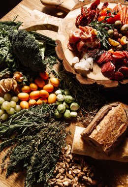 Et aperatifler, tapas, jamon, sosis, ekmek, domates ahşap oyun tahtası seti