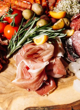 Et aperatifler, tapas, jamon, sosis, ekmek, domates ahşap oyun tahtası seti
