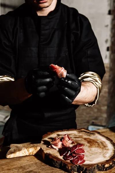 Χέρια Του Μάγειρα Μια Μαύρη Ποδιά Προετοιμάζει Μια Σειρά Από — Φωτογραφία Αρχείου