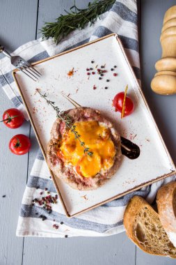 güzel şnitzel kiraz domates ve kekik ile servis