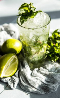 bir cam bardak Mojito ferahlatıcı soğuk