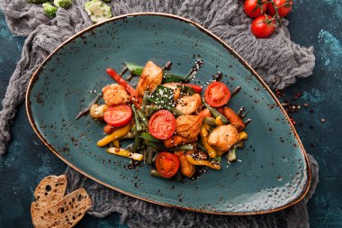 Japon yemek, sebze, kuşkonmaz fasulye, domates ve biber ile de somon tava