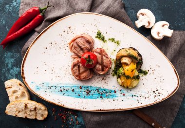 Pastırma ile ızgara sebzeler ve güzel bir porsiyon yeşil yağda domuz madalyonlar