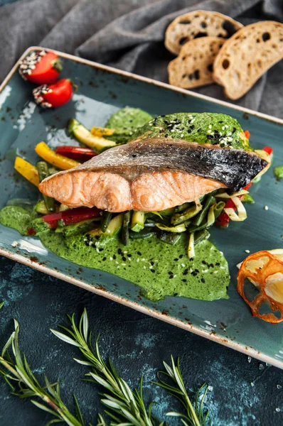 Gebackener Lachs Mit Gemüse Und Grüner Soße Einer Schönen Portion — Stockfoto