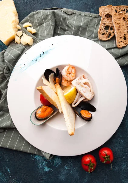 Frutti Mare Cozze Gamberetti Calamari Con Limone Crostini Una Bella — Foto Stock