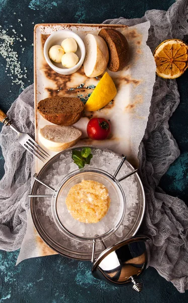派克鱼子酱与冰面包和黄油球和一片柠檬在一个美丽的服务 — 图库照片