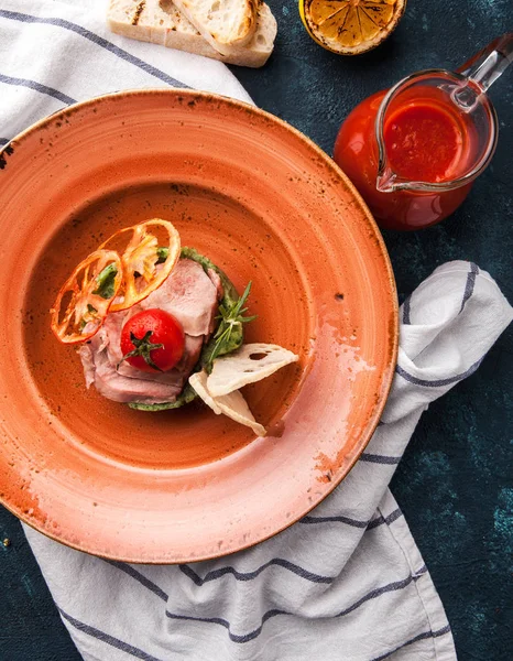 İçinde güzel bir porsiyon brokoli püresi ve ördek filetosu domates çorbası