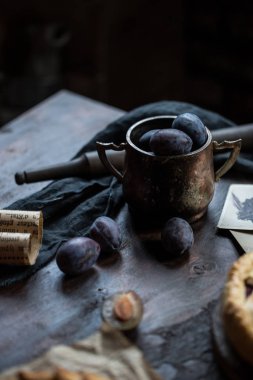 Eski kupalar ve eriklerin koyu kompozisyonu