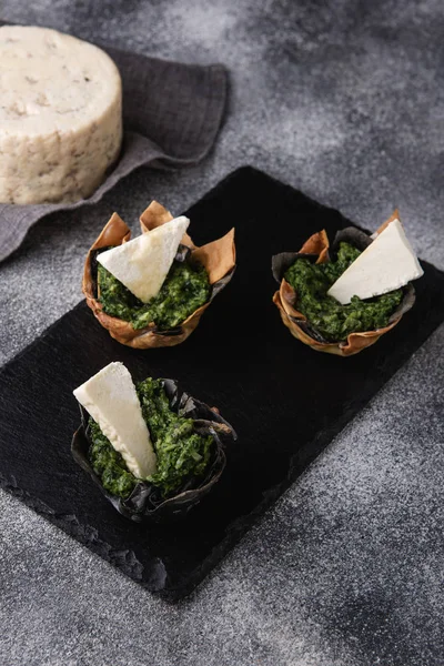 Snacks, amusebouche, aperitivos, fingerfood - Bolo Wonton com espinafre e queijo — Fotografia de Stock