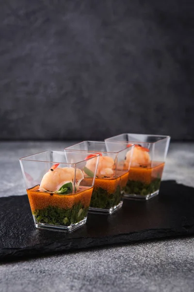 Lanches, amusebouche, aperitivos, fingerfood - Hummus verde e salsa vegetal com camarão em um fundo cinza — Fotografia de Stock