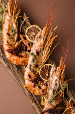 Bej bir arka planda ızgara Langoustines güzel bir servis