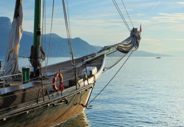 Eski stil yelkende İsviçre Alpleri dağlarda Leman Gölü üzerinde