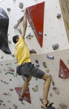 Kapalı rock tırmanma adam