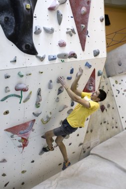 Kapalı rock tırmanma adam