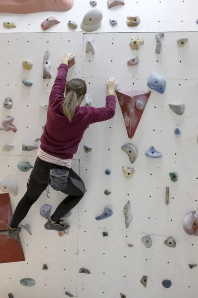 Escalada Roca Interior Femenina — Foto de Stock