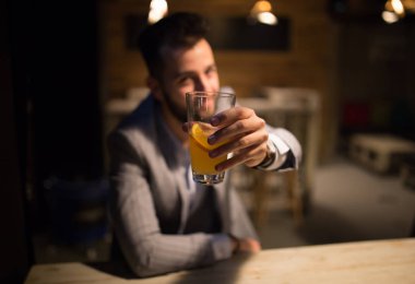 Adam bira ile bir barda