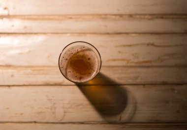 Bir tabloda barda bira