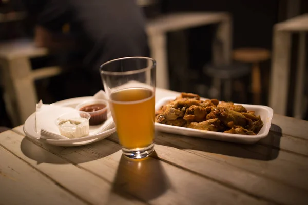 Пиво Куриные Крылышки Соус Столе Пабе — стоковое фото