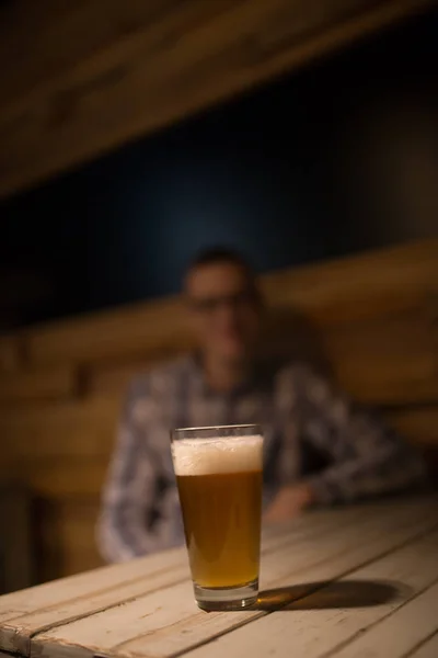 Человек Пабе Перед Пивом — стоковое фото
