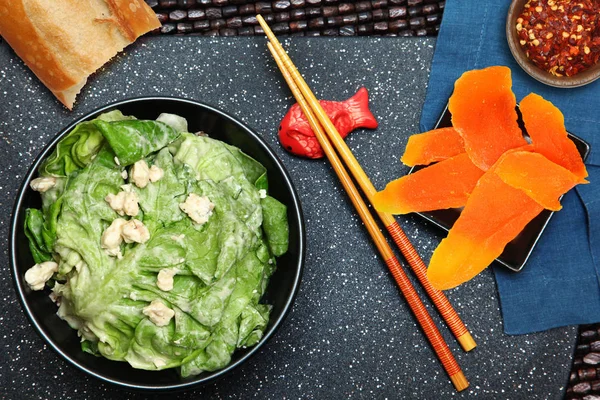 Салат из салата с голубым сыром — стоковое фото