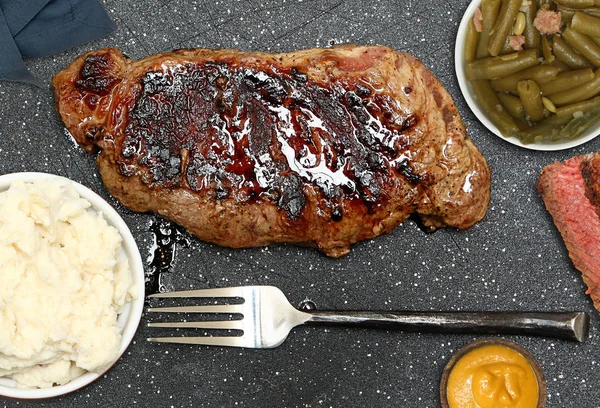 Seared Steak and Mashed Potatoes — Stock Photo, Image