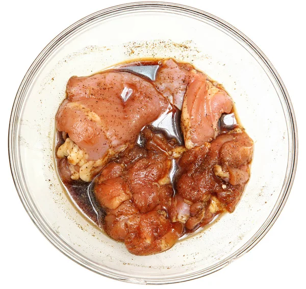 닭 허벅지 Marinating의 그릇 로열티 프리 스톡 사진