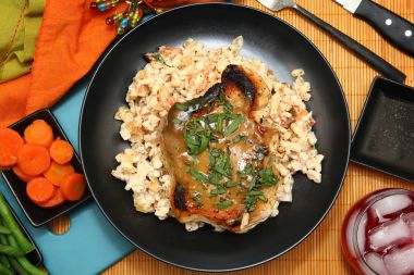 Domuz pirzolası ve bal hardal Pan sos