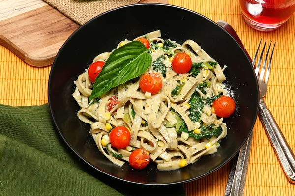 Basil Fettuccine těstoviny — Stock fotografie