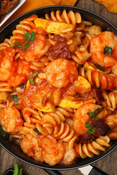 Camarão Fusilli Massa com legumes — Fotografia de Stock