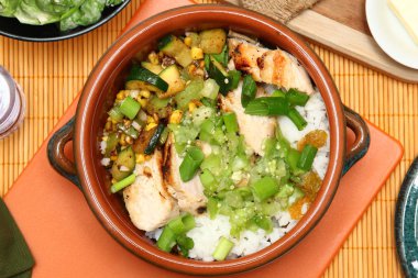 Kurutulmuş tavuk ve Tomatillo Salsa