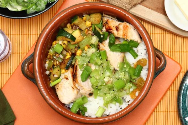 Kurutulmuş tavuk ve Tomatillo Salsa