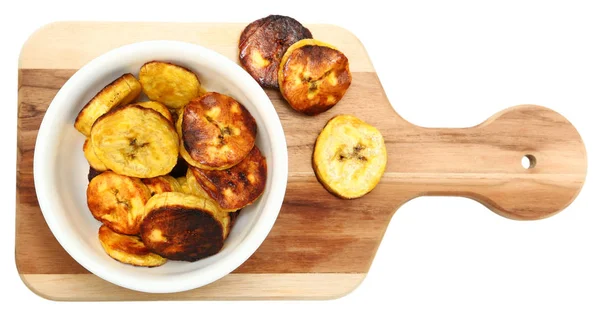 Plantains assados em tábua de corte sobre branco — Fotografia de Stock