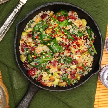 Üstten Görünüm Quinoa ıspanak ve dökme demir tavada kızılcık fırında