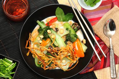 Tay tarzı Hindistan cevizi ve limon Wonton çorba