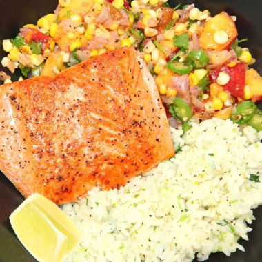 Somon Salsa ve pirinç ile