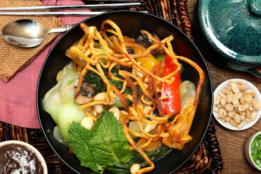 Tay tarzı Hindistan cevizi ve limon Wonton çorba