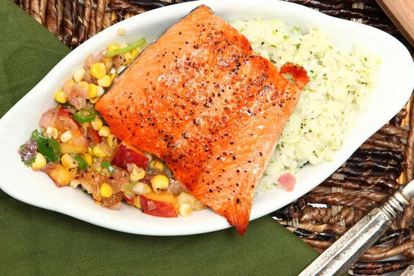 Zalm met Salsa en rijst Stockafbeelding