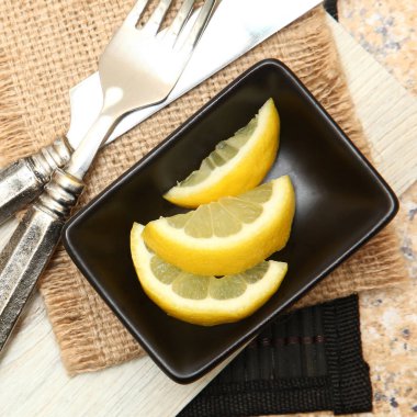 Limon dilimleri masada