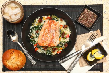 Somon Riced karnabahar salatası ile