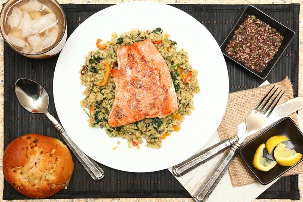 Salmon with Cracked Freekeh Salad — Stock Photo, Image